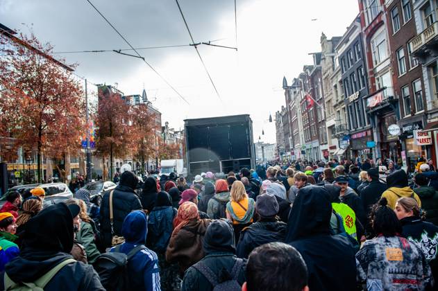 October 25, 2025, Amsterdam, North Holland, Netherlands: People are dancing behind a truck with big loudspeakers. ADEV (Amsterdam Danst Ergens Voor), in English Amsterdam Dances For A Cause , organized for the 13th time its annual demonstration for squatting, free spaces, and affordable housing in the city. People danced, accompanied by large trucks and loud music systems, to reclaim more free spaces in the city. Amsterdam Netherlands - ZUMAs197 20251025_aaa_s197_456 Copyright: xAnaxFernandezx