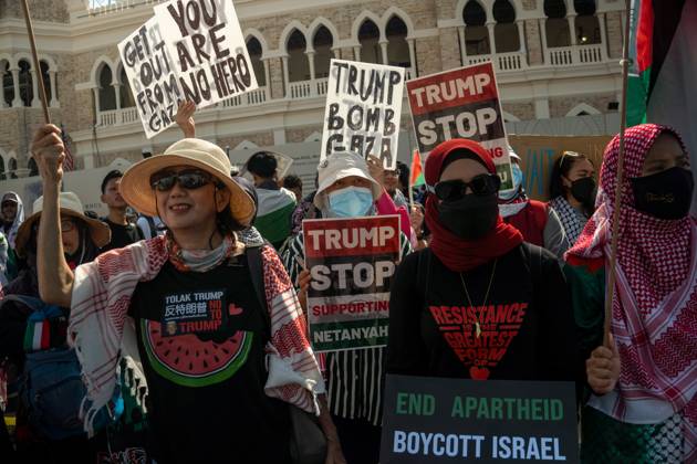 October 26, 2025, Kuala Lumpur, Malaysia: Protesters hold placards during a protest against US President Donald Trump s visit for the Association of Southeast Asian Nations (ASEAN) 47th ASEAN Summit in Kuala Lumpur. Kuala Lumpur Malaysia - ZUMAr146 20251026_zap_r146_002 Copyright: xAsyrafxRasidx