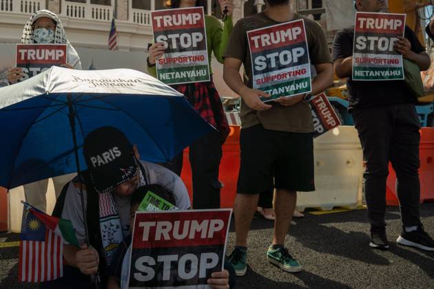 October 26, 2025, Kuala Lumpur, Malaysia: Protesters hold placards during a protest against US President Donald Trump s visit for the Association of Southeast Asian Nations (ASEAN) 47th ASEAN Summit in Kuala Lumpur. Kuala Lumpur Malaysia - ZUMAr146 20251026_zap_r146_008 Copyright: xAsyrafxRasidx