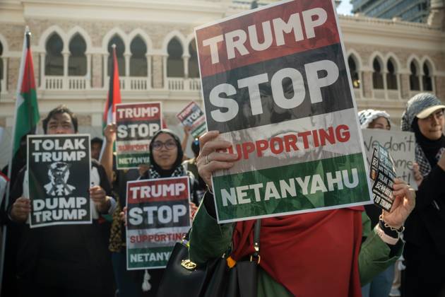 October 26, 2025, Kuala Lumpur, Malaysia: Protesters hold placards during a protest against US President Donald Trump s visit for the Association of Southeast Asian Nations (ASEAN) 47th ASEAN Summit in Kuala Lumpur. Kuala Lumpur Malaysia - ZUMAr146 20251026_zap_r146_001 Copyright: xAsyrafxRasidx
