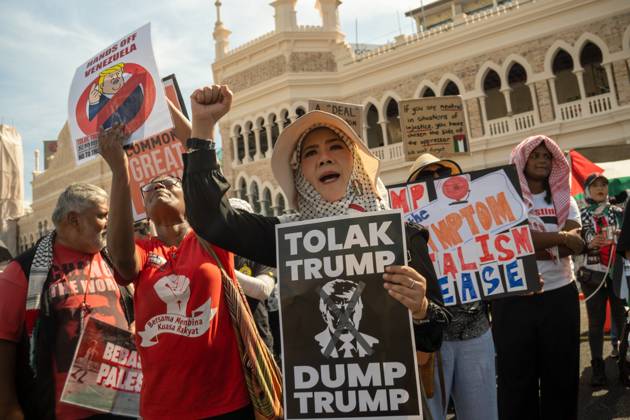 October 26, 2025, Kuala Lumpur, Malaysia: Protesters hold placards during a protest against US President Donald Trump s visit for the Association of Southeast Asian Nations (ASEAN) 47th ASEAN Summit. Kuala Lumpur Malaysia - ZUMAr146 20251026_zap_r146_004 Copyright: xAsyrafxRasidx