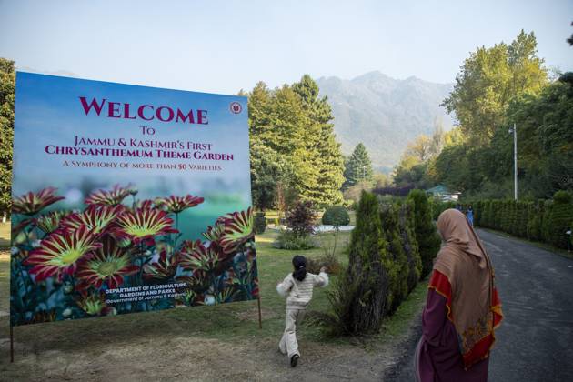 October 28, 2025, Srinagar, Jammu And Kashmir, India: People stroll through the newly opened Chrysanthemum Garden at the Botanical Garden in Srinagar. Surrounded by a vibrant display of hundreds of blooming varieties, the garden has begun captivating visitors and nature lovers amid the autumn season. The government-backed initiative aims to boost tourism in the Himalayan region, badly hit after the deadly Pahalgam attack that killed 26 Indian Hindu tourists. The colorful garden adds fresh charm to the city™s scenic landscape and underscores efforts to promote eco-tourism in Jammu and Kashmir. Srinagar India - ZUMAs197 20251028_aaa_s197_002 Copyright: xFaisalxBashirx