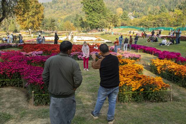 October 28, 2025, Srinagar, Jammu And Kashmir, India: People take pictures inside the newly opened Chrysanthemum Garden in Srinagar. Surrounded by a vibrant display of hundreds of blooming varieties, the garden has begun captivating visitors and nature lovers amid the autumn season. The government-backed initiative aims to boost tourism in the Himalayan region, badly hit after the deadly Pahalgam attack that killed 26 Indian Hindu tourists. The colorful garden adds fresh charm to the city™s scenic landscape and underscores efforts to promote eco-tourism in Jammu and Kashmir. Srinagar India - ZUMAs197 20251028_aaa_s197_004 Copyright: xFaisalxBashirx