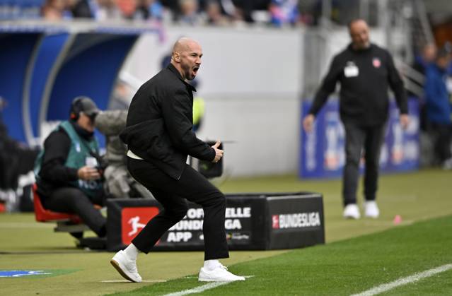 Trainer Coach Christian Ilzer TSG 1899 Hoffenheim am Spielfeldrand Gestik Geste dahinter Trainer Coach Frank Schmidt 1. FC Heidenheim 1846 FCH TV-Kamera PreZero Arena, Sinsheim, Baden-Württemberg, Deutschland Coach coach Christian Ilzer TSG 1899 Hoffenheim on the sidelines gesture behind coach Frank Schmidt 1. FC Heidenheim 1846 FCH TV camera PreZero Arena, Sinsheim, Baden-Württemberg, Germany Copyright: imageBROKER MichaelxWeber iblimw15479672