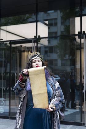 October 28, 2025, New York, New York, USA: A demonstrator wearing a crown dresses up as Queen Governor Hochul and pretends to read from a scroll at a rally and picket against the Governor s recent climate policy announcement outside Hochul s New York City office in Midtown Manhattan. Climate activists say President Trump isn t a king and Governor Hochul isn t a Queen after she announced plans to delay the implementation of a state law set to begin January 1st that ends gas use in new construction. Demonstrators also denounce what they call the Governor s lurch to Trumpism for fast tracking the permitting for a fracked gas pipeline. The peaceful protest is organized by New York Communities For Change, Food and Water Watch NY and NYPIRG. - ZUMAr174 20251028_znp_r174_010 Copyright: xGinaxMxRandazzox