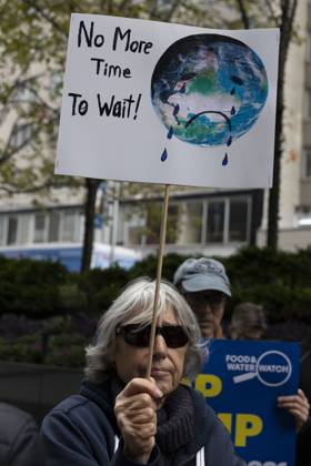 October 28, 2025, New York, New York, USA: A demonstrator holds a sign that reads No More Time To Wait! with an image of the Earth weeping at a rally and picket against the Governor s recent climate policy announcement outside Hochul s New York City office in Midtown Manhattan. Climate activists say President Trump isn t a king and Governor Hochul isn t a Queen after she announced plans to delay the implementation of a state law set to begin January 1st that ends gas use in new construction. Demonstrators also denounce what they call the Governor s lurch to Trumpism for fast tracking the permitting for a fracked gas pipeline. The peaceful protest is organized by New York Communities For Change, Food and Water Watch NY and NYPIRG. New - ZUMAr174 20251028_znp_r174_018 Copyright: xGinaxMxRandazzox