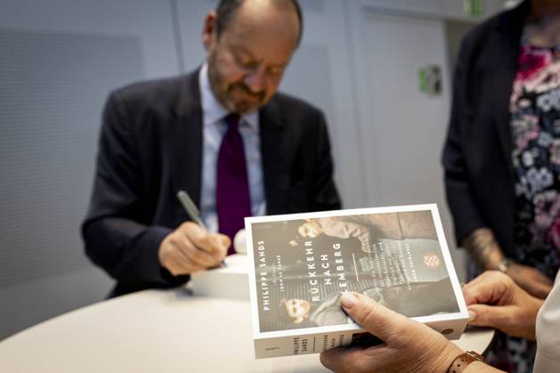 Ceremony 17 Erich Maria Remarque Peace Prize Award Winner Philippe Sands signed in the Break and to the official Ceremony on 05 06 2025 its Books Osnabrück Lower Saxony Germany Copyright: xSwaantjexHehmannx