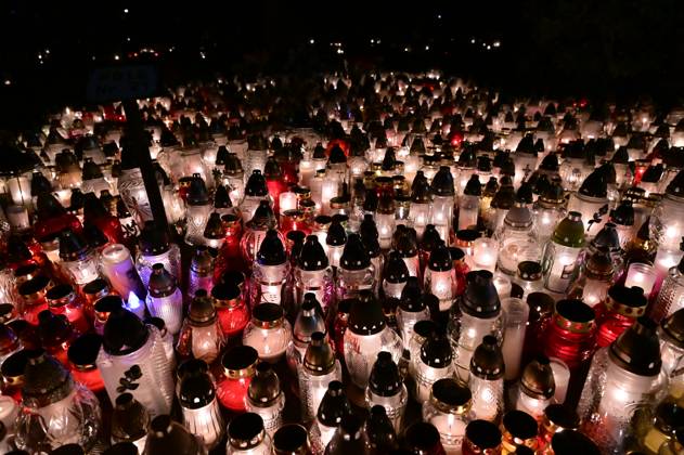 Hundreds of candles shine on graves on All Saints Day at the Zgorzelec Municipal Cemetery, Poland, 01 11 2025 Copyright: xMatthiasxWehnertx