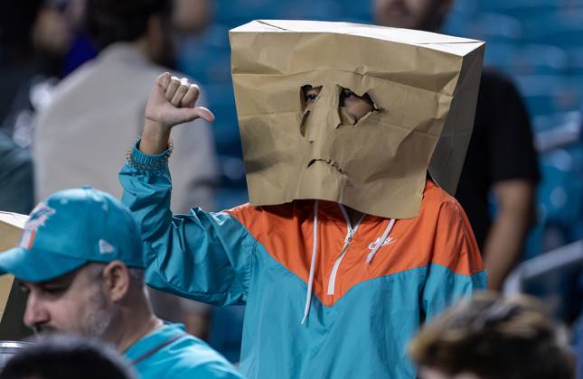 October 30, 2025, Miami Gardens, Florida, United States: A Miami Dolphins fan wears a paper bag over his head to show frustration after the teamÃ¢â‚¬â ¢s 28-6 loss to the Baltimore Ravens at Hard Rock Stadium on Oct. 30, 2025, in Miami Gardens, Florida. Miami Gardens United States - ZUMAm67_ 20251030_zaf_m67_027 Copyright: xDavidxSantiagox