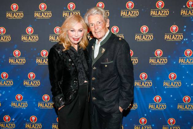 Gala Premiere 2025 of the Palazzo Dinner Show at the Spiegelpalast in Berlin Berlin, 7 11 2025 Klaus Bresser with his wife Evelyn Bresser at the Gala Premiere 2025 of the Palazzo Dinner Show at the Spiegelpalast in Berlin Berlin Copyright: xMatthiasxGränzdörferx