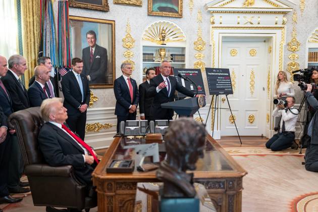 President Donald Trump makes an announcement on lowering drug prices HHS Secretary Robert F. Kennedy, Jr. delivers remarks after President Donald Trump™s announcement on lowering drug prices in the Oval Office, Thursday, November 6, 2025., Credit:Abe McNatt Avalon Copyright: xAbexMcNattx xAvalonx 1051130024