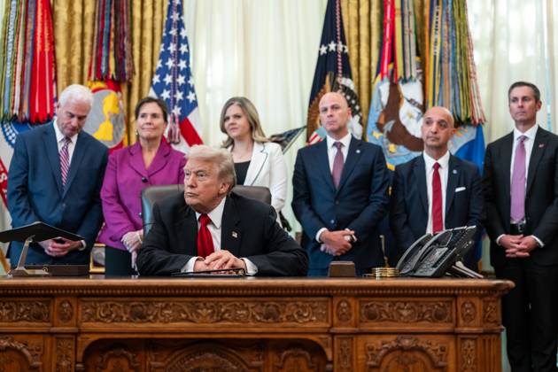 President Donald Trump makes an announcement on lowering drug prices President Donald Trump makes an announcement on lowering drug prices alongside pharmaceutical representatives and Cabinet members in the Oval Office, Thursday, November 6, 2025., Credit:Abe McNatt Avalon Copyright: xAbexMcNattx xAvalonx 1051130056