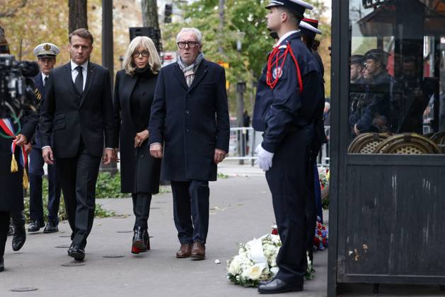 President Emmanuel Macron, Brigitte Macron, Philippe Duperron, president of the association 13Onze15 Fraternité Vérité Tribute to the victims of the November 13, 2015 attacks in front of the Bataclan on November 13, 2025 Stéphane Lemouton Pool Bestimage President of France Emmanuel Macron and Brigitte Macron pay tribute to victims at Bataclan on November 13, 2025 during ceremonies across Paris marking a decade since the terror attacks of November 13, 2015 in which 130 civilians were killed Paris France Copyright: xStà phanexLemoutonx xPoolx xBestimagexStà phanexLemoutonx xPoolx xBestimagex