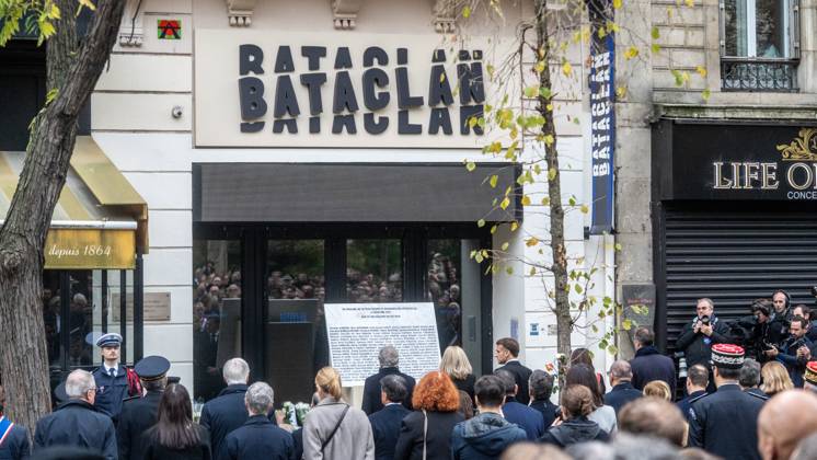 President Emmanuel Macron, Brigitte Macron at the tribute to the victims of the 13 November 2015 attacks in front of the Bataclan ten years after 13 November 2025 Charles Cohen Boyer Bestimage Tribute to the victims of the 13 November 2015 attacks in front of the Bataclan ten years after 13 November 2025 Paris France Copyright: xCharlesxCohenxBoyer BestimagexCharlesxCohenxBoyer Bestimagex