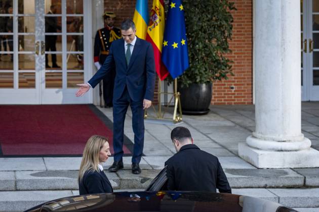 Spanish prime minister Pedro Sanchez meets Ukrainian prime minister Volodymyr Zelensky in Madrid, Spain Spanish prime minister Pedro Sanchez (L) welcomes the Ukrainian prime minister Volodymyr Zelensky (R) during the official visit at the headquarters of the Spanish government in Palacio de la Moncloa, Madrid. Madrid Palacio de la Moncloa Madrid Spain Copyright: xAlbertoxGardinx AGardin_20251118_Pol_Sanchez_Zelensky_0029