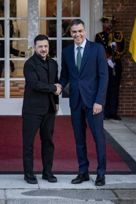Spanish prime minister Pedro Sanchez meets Ukrainian prime minister Volodymyr Zelensky in Madrid, Spain Spanish prime minister Pedro Sanchez (R) welcomes the Ukrainian prime minister Volodymyr Zelensky (L) during the official visit at the headquarters of the Spanish government in Palacio de la Moncloa, Madrid. Madrid Palacio de la Moncloa Madrid Spain Copyright: xAlbertoxGardinx AGardin_20251118_Pol_Sanchez_Zelensky_0033