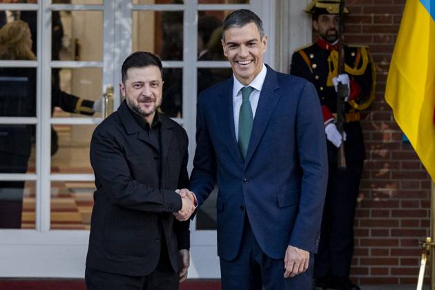 Spanish prime minister Pedro Sanchez meets Ukrainian prime minister Volodymyr Zelensky in Madrid, Spain Spanish prime minister Pedro Sanchez (R) welcomes the Ukrainian prime minister Volodymyr Zelensky (L) during the official visit at the headquarters of the Spanish government in Palacio de la Moncloa, Madrid. Madrid Palacio de la Moncloa Madrid Spain Copyright: xAlbertoxGardinx AGardin_20251118_Pol_Sanchez_Zelensky_0034