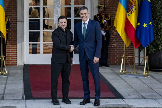 Spanish prime minister Pedro Sanchez meets Ukrainian prime minister Volodymyr Zelensky in Madrid, Spain Spanish prime minister Pedro Sanchez (R) welcomes the Ukrainian prime minister Volodymyr Zelensky (L) during the official visit at the headquarters of the Spanish government in Palacio de la Moncloa, Madrid. Madrid Palacio de la Moncloa Madrid Spain Copyright: xAlbertoxGardinx AGardin_20251118_Pol_Sanchez_Zelensky_0035