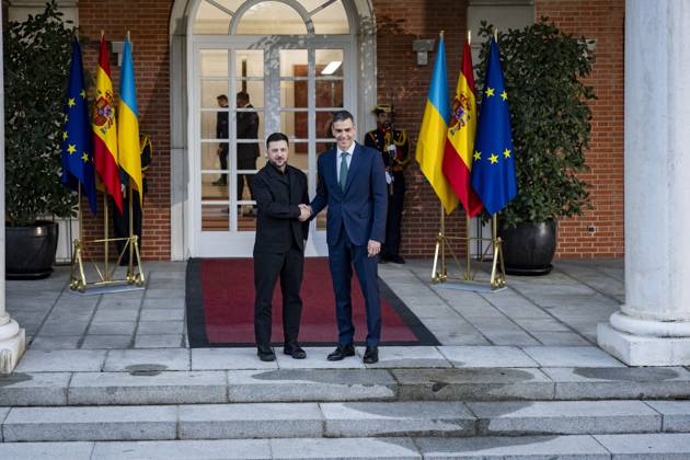 Spanish prime minister Pedro Sanchez meets Ukrainian prime minister Volodymyr Zelensky in Madrid, Spain Spanish prime minister Pedro Sanchez (R) welcomes the Ukrainian prime minister Volodymyr Zelensky (L) during the official visit at the headquarters of the Spanish government in Palacio de la Moncloa, Madrid. Madrid Palacio de la Moncloa Madrid Spain Copyright: xAlbertoxGardinx AGardin_20251118_Pol_Sanchez_Zelensky_0088