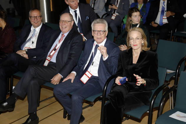 Andreas Voßkuhle, Peer Steinbrück, Thomas de Maiziere and Julia Jäkel at the presentation of the special prize of the MIT German SME Award to Queen Silvia of Sweden at the Allianz Forum at the Brandenburg Gate Berlin, 25 11 2025 Foto:xAgenturxWehnertx xGränzdörferx xFuturexImagex mittelstandspreis_5101