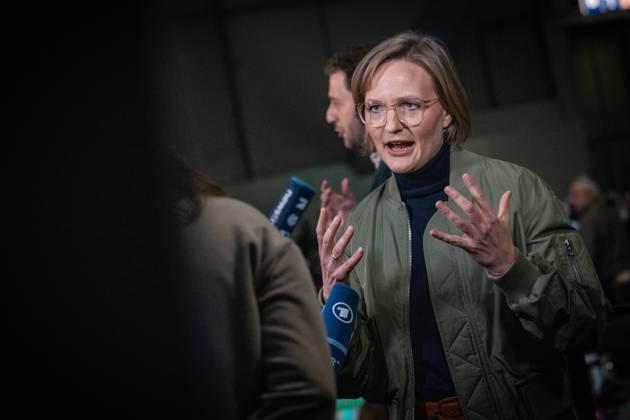 Franziska Brantner, Bundesvorsitzende, gibt ein TV-Interview am Rande des Parteitags, im Hintergrunfd Felix Banaszak, Bundesvorsitzender;Bündnis 90 Die Grünen Bundesparteitag 51. Bundesdelegiertenkonferenz in Hannover, Hannover Niedersachsen Deutschland Messe, Halle 7
