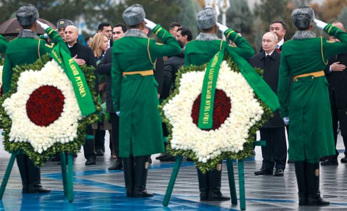Turkmenistan Russia 9069853 12.12.2025 Russian President Vladimir Putin attends a wreath-laying ceremony at the Turkmenistan Neutrality Monument in Ashgabat, Turkmenistan. Alexander Shcherbak Sputnik Ashgabat Turkmenistan  Copyright: xAlexanderxShcherbakx