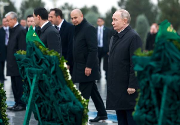 Turkmenistan Russia 9069857 12.12.2025 Russian President Vladimir Putin attends a wreath-laying ceremony at the Turkmenistan Neutrality Monument in Ashgabat, Turkmenistan. Alexander Shcherbak Sputnik Ashgabat Turkmenistan  Copyright: xAlexanderxShcherbakx
