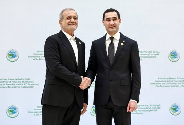 Turkmenistan Russia 9069917 12.12.2025 Iranian President Masoud Pezeshkian is welcomed by Turkmen President Serdar Berdimuhamedov before a plenary session of the International Forum dedicated to the International Year of Peace and Trust, the International Day of Neutrality, and the 30th anniversary of Turkmenistan s neutrality status, at the Congress Centre in Ashgabat, Turkmenistan. Alexander Kazakov Sputnik Ashgabat Turkmenistan Copyright: xAlexanderxKazakovx