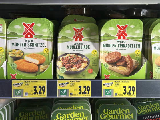 Minced meat becomes vegetarian Mühlen schnitzel, Mühlen minced meat, Mühlen meatballs with soy protein Rügenwalder Mühle More and more products are vegetarian or vegan 10 12 2025 Stuttgart, Baden Württemberg, Germany