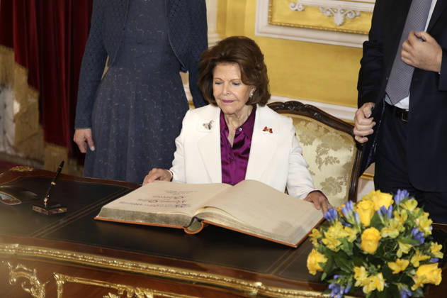 Queen Silvia of Sweden signing the guest book on the occasion of the awarding of the Bavarian State Medal for Social Merit to Queen Silvia of Sweden at the Munich Residence, 17 12 2025 Foto:xAgenturxWehnertx xGränzdörferx xFuturexImagex silvia_5209