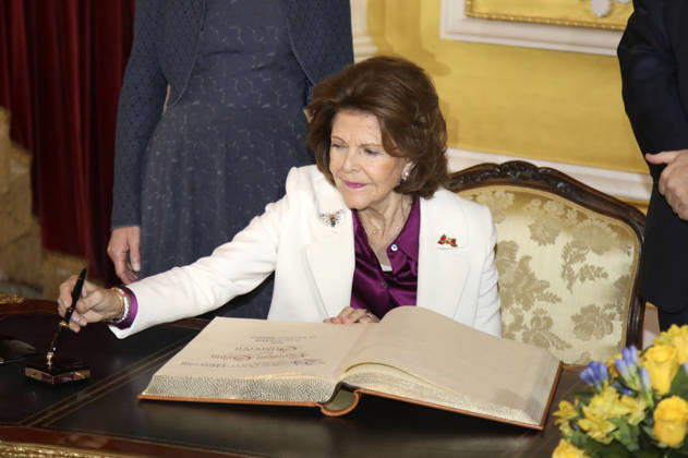 Queen Silvia of Sweden signing the guest book on the occasion of the awarding of the Bavarian State Medal for Social Merit to Queen Silvia of Sweden at the Munich Residence, 17 12 2025 Foto:xAgenturxWehnertx xGränzdörferx xFuturexImagex silvia_5210