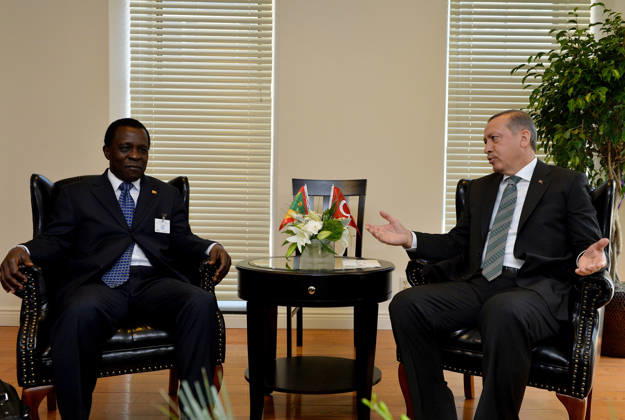 Recep Tayyip Erdogan - Keith Mitchell meeting in New York NEW YORK, UNITED STATES - SEPTEMBER 23: Turkish President Recep Tayyip Erdogan (R) shakes hands with Grenada s Prime Minister Keith Mitchell (L) ahead of a meeting in New York City, on September 23, 2014. Turkish President Erdogan in New York to address the UN General Assembly in New York on climate change. New York United States. Editorial use only. Please get in touch for any other usage.  Copyright: x2025xAnadoluxTURxPresidencyxMuratxCetinmuhurdarx