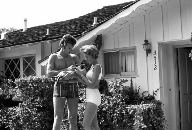 RECORD DATE NOT STATED Clint Eastwood and wife Maggie Johnson at home 1961 EDITORIAL USE ONLY  Copyright: xMichaelxLevinx