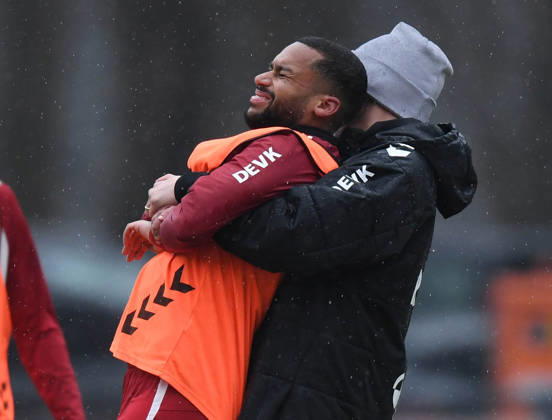 03 02 2026, xophax, Fußball 1 Bundesliga, 1 FC Koeln , Training Linton Maina , left 1 FC Köln is treated by physiotherapist Daniel Schütz DFL DFB REGULATIONS PROHIBIT ANY USE OF PHOTOGRAPHS as IMAGE SEQUENCES and or QUASI VIDEO Koeln