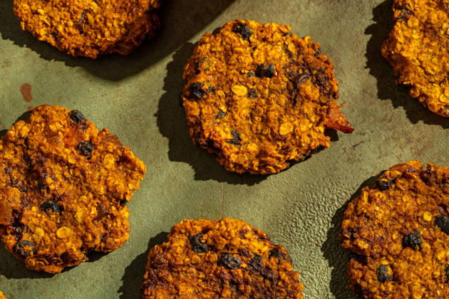 Vegan pumpkin cookies with a healthy twist Delicious vegan pumpkin cookies made from wholesome ingredients. Perfect as a healthy dessert or sweet snack, offering a delightful and nutritious treat for all ages. Model Released Ellsy_ID32772_1115637_007 Copyright: xEllsyx