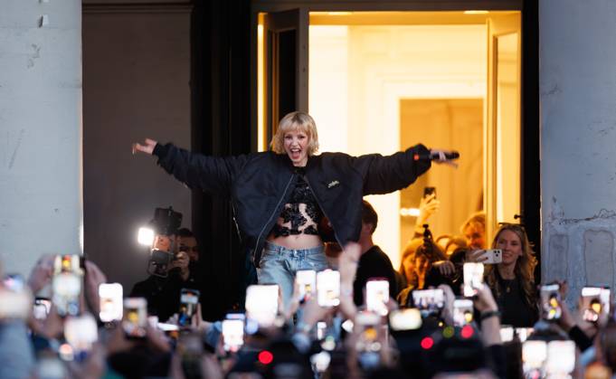 Belgian singer Angele pictured during a world premiere of Angele s new song and music video, Thursday 26 February 2026, in Brussels, The video is broadcasted at La Monnaie De Munt Royal opera building at the Place de la Monnaie Muntplein, in Brussels. BENOITxDOPPAGNE 165438158