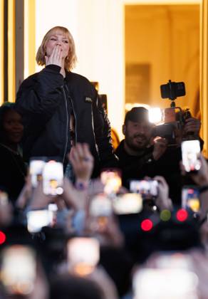 Belgian singer Angele pictured during a world premiere of Angele s new song and music video, Thursday 26 February 2026, in Brussels, The video is broadcasted at La Monnaie De Munt Royal opera building at the Place de la Monnaie Muntplein, in Brussels.  BENOITxDOPPAGNE 165441777