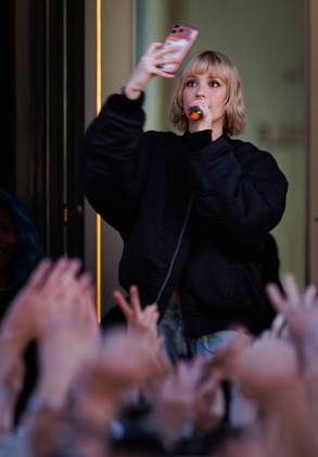Belgian singer Angele pictured during a world premiere of Angele s new song and music video, Thursday 26 February 2026, in Brussels, The video is broadcasted at La Monnaie De Munt Royal opera building at the Place de la Monnaie Muntplein, in Brussels.  BENOITxDOPPAGNE 165446119