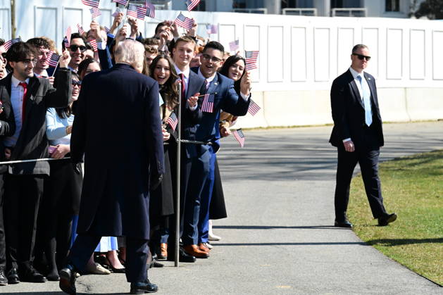 President Donald Trump Speaks To Reporters At The White House President Donald Trump greets supporters at the White House. February 27, 2026, Washington, D.C., USA: Trump expresses his displeasure with Iran s stance in the nuclear negotiations to reporters and warns that there is still no decision on a possible attack. Mandatory Credit: Kyle Mazza TheNews2 (Foto: Kyle Mazza Thenews2 imago images) President Donald Trump Speaks To Reporters At The White House Copyright: xKylexMazza thenews2x