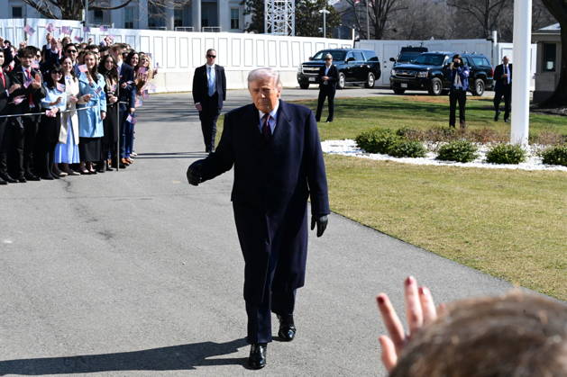 President Donald Trump Speaks To Reporters At The White House (NEW) President Donald Trump speaks to reporters prior to departing the White House. February 27, 2026, Washington, D.C., USA: Trump admits he is not fully satisfied with Iran and believes it would be ideal for them to negotiate in good faith. Trump expresses his displeasure with Iran s stance in the nuclear negotiations and warns that there is still no decision on a possible attack. Mandatory Credit: Kyle Mazza TheNews2 (Foto: Kyle Mazza Thenews2 imago images) President Donald Trump Speaks To Reporters At The White House Copyright: xKylexMazzax