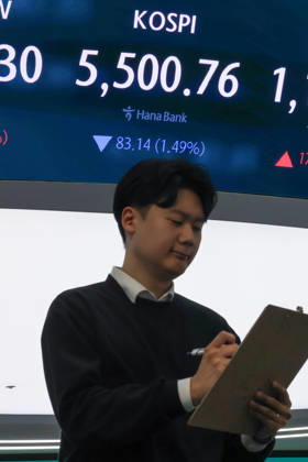 KOSPI falls KOSPI falls A financial data screen in the dealing room of Hana Bank in Seoul on March 6, 2026, shows the benchmark Korea Composite Stock Price Index having lost 83.14 points, or 1.49 percent, to reach an intraday low of 5,500.76 during morning trading. South Korean stocks started lower after a 10 percent gain the previous session as a prolonged Iran crisis rekindled oil supply woes. (Yonhap) 2026-03-06 10:39:43 < 1980-2026 YONHAPNEWS AGENCY. .> ¼¿ïƯº°½Ã EDITORIAL USE ONLY Copyright: xx PYH2026030604390031500 YonhapxNewsx yonphotos250280