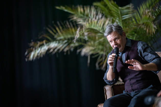 Former Federal Minister of Economics Robert Habeck on the campaign trail for the state election Green Party campaign event in Mainz Recording Podcast Habeck live , Mainz Rhineland-Palatinate Germany Hall 45 Event location