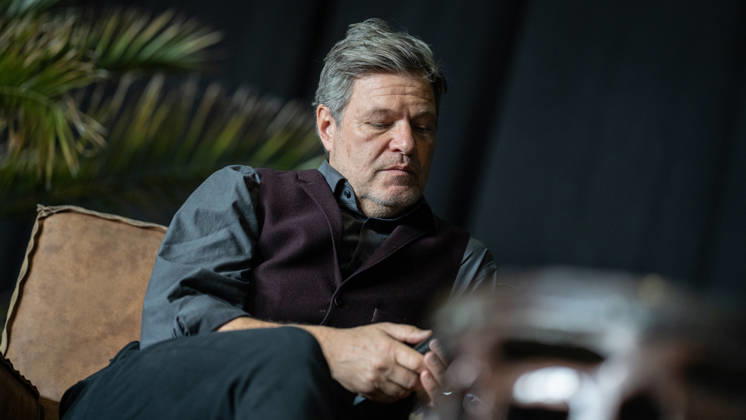 Former Federal Minister of Economics Robert Habeck on the campaign trail for the state election Green Party campaign event in Mainz Recording Podcast Habeck live , Mainz Rhineland-Palatinate Germany Hall 45 Event location