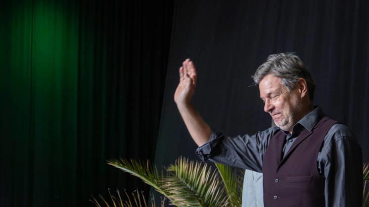 Former Federal Minister of Economics Robert Habeck on the campaign trail for the state election Green Party campaign event in Mainz Recording Podcast Habeck live , Mainz Rhineland-Palatinate Germany Hall 45 Event location