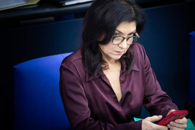 German Bundestag, 65th plenary session Katherina Reiche, Federal Minister for Economic Affairs and Energy looks over her glasses, on her cell phone on the government bench at the 65th session of the German Bundestag in Berlin, 19 03 2026 Berlin Berlin
