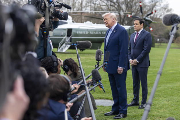 US President Donald J. Trump departs the White House to spend the weekend at Mar-a-Lago United States President Donald J Trump, with US Secretary of State Marco Rubio, responds to a question from the news media as they prepare to board Marine One on the South Lawn of the White House in Washington, DC, USA, 20 March 2026. The President is scheduled to spend the weekend at his Mar-a-Lago Resort in Palm Beach, Florida. Credit: CNP AdMedia Washington District of Columbia United States of America EDITORIAL USE ONLY  Copyright: xx CNPx xAdMediax admphotostwo976622