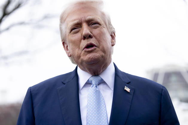 US President Donald J. Trump departs the White House to spend the weekend at Mar-a-Lago United States President Donald J Trump responds to a question from the news media as he prepares to board Marine One on the South Lawn of the White House in Washington, DC, USA, 20 March 2026. The President is scheduled to spend the weekend at his Mar-a-Lago Resort in Palm Beach, Florida. Credit: CNP AdMedia Washington District of Columbia United States of America EDITORIAL USE ONLY  Copyright: xx CNPx xAdMediax admphotostwo976624