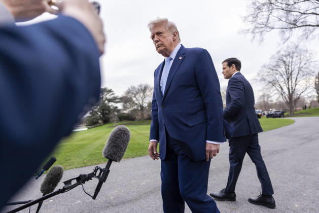 US President Donald J. Trump departs the White House to spend the weekend at Mar-a-Lago United States President Donald J Trump, with US Secretary of State Marco Rubio, responds to a question from the news media as they prepare to board Marine One on the South Lawn of the White House in Washington, DC, USA, 20 March 2026. The President is scheduled to spend the weekend at his Mar-a-Lago Resort in Palm Beach, Florida. Credit: CNP AdMedia Washington District of Columbia United States of America EDITORIAL USE ONLY  Copyright: xx CNPx xAdMediax admphotostwo976625