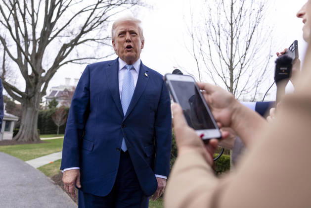 US President Donald J. Trump departs the White House to spend the weekend at Mar-a-Lago United States President Donald J Trump responds to a question from the news media as he prepares to board Marine One on the South Lawn of the White House in Washington, DC, USA, 20 March 2026. The President is scheduled to spend the weekend at his Mar-a-Lago Resort in Palm Beach, Florida. Credit: CNP AdMedia Washington District of Columbia United States of America EDITORIAL USE ONLY  Copyright: xx CNPx xAdMediax admphotostwo976630
