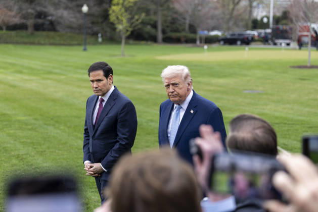 US President Donald J. Trump departs the White House to spend the weekend at Mar-a-Lago United States President Donald J Trump, with US Secretary of State Marco Rubio, responds to a question from the news media as they prepare to board Marine One on the South Lawn of the White House in Washington, DC, USA, 20 March 2026. The President is scheduled to spend the weekend at his Mar-a-Lago Resort in Palm Beach, Florida. Credit: CNP AdMedia Washington District of Columbia United States of America EDITORIAL USE ONLY  Copyright: xx CNPx xAdMediax admphotostwo976634